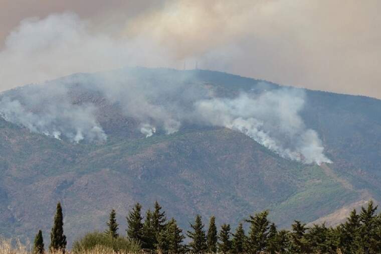 Desallotjats sis pobles per l'incendi de Sierra Bermeja
