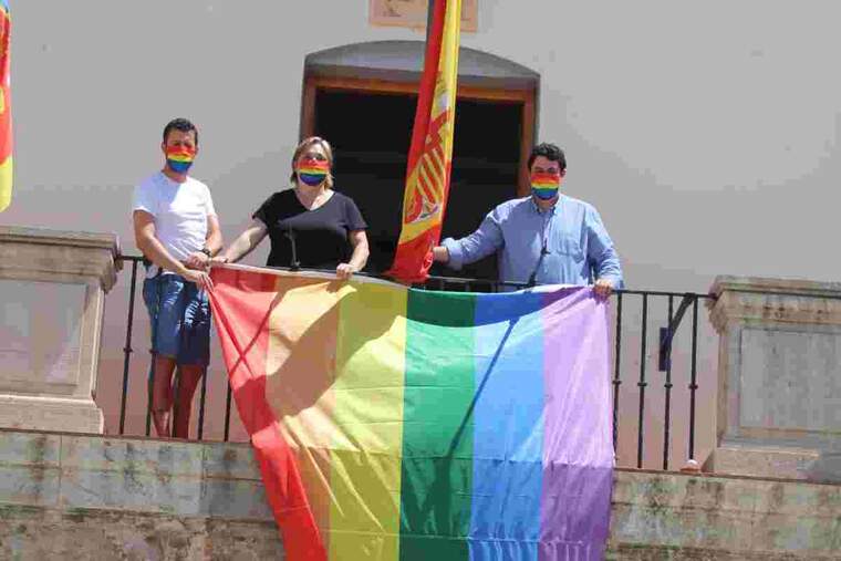 Imatge de la posada de la bandera LGTBI en l'Ajuntament de Nules