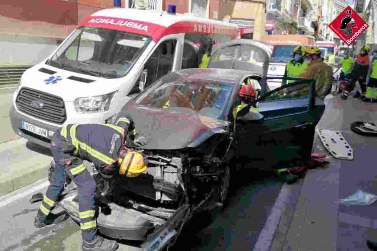 Han acudit tres vehicles amb huit efectius del parc il·licità
