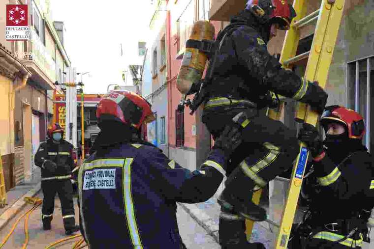 Consorci Provincial de Bombers de Castelló en un incendi en Borriana