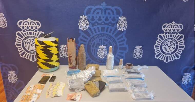 Diferents objectes confiscasts per la Policia Nacional d'una estafa
