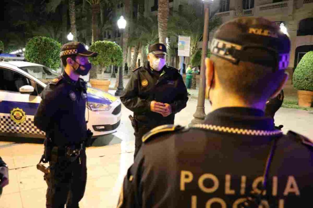 La jove va ser finalment detinguda per la Policia Local d'Alacant després de sortir corrents