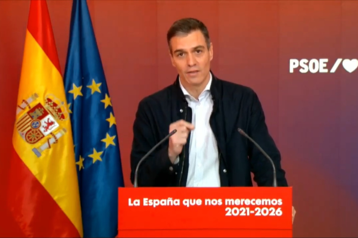 El president del govern espanyol, Pedro Sánchez, amb les banderes de la Unió Europea i d'Espanya darrere