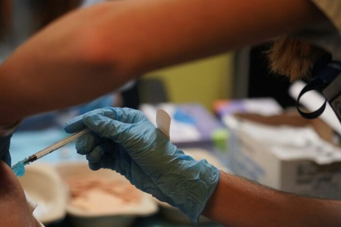 Personal sanitari administrant la vacuna d'AstraZeneca a una persona al País Basc Personal sanitari administrant la vacuna d'AstraZeneca a una persona al País Basc