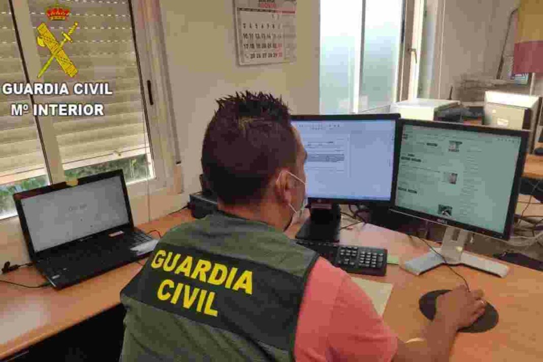 Guàrdia Civil mirant un ordinador