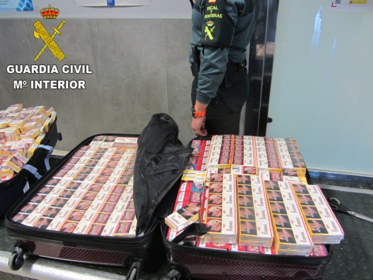 La Guàrdia Civil confisca al voltant de 800 paquets de tabac ocults en maletes en l'aeroport de València