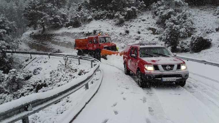 A les 10.45 hores els bombers forestals estaven llevant neu de les carreteres entres Fredes i la Ballesta