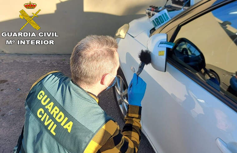 Un guàrdia civil pren les petjades d'un vehicle robat
