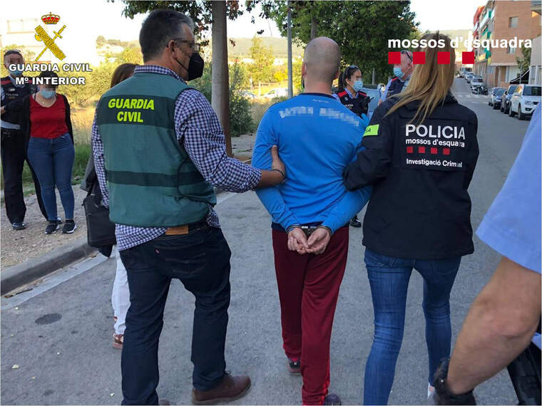 La Guàrdia Civil i els Mossos d'Esquadra amb un detingut