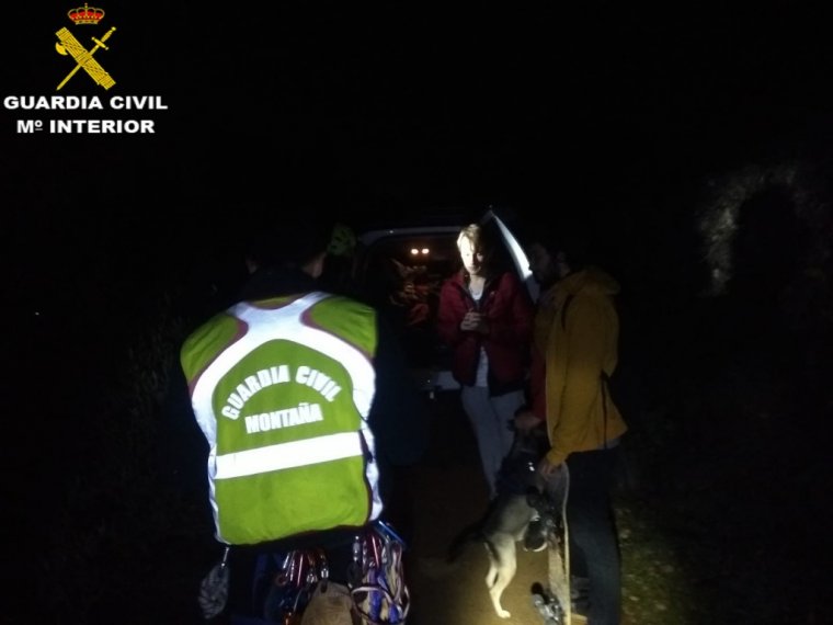 La Guàrdia Civil rescata a tres joves i un gos en una zona de difícil accés prop de Xàtiva
