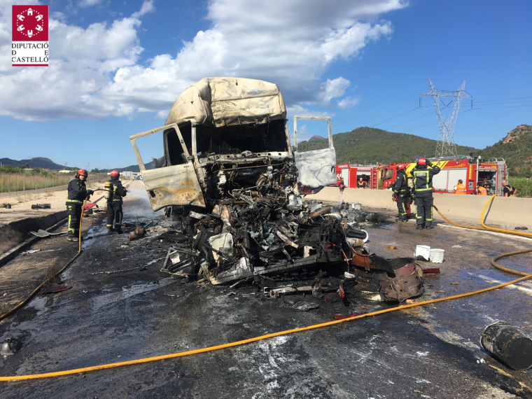 Imatge de com ha quedat el camió després de l'incendi