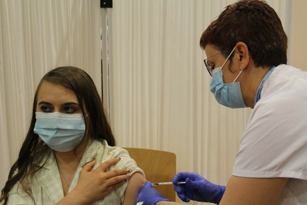 Una noia és vacuna al obrir la seva franja de vacunació a Lleida