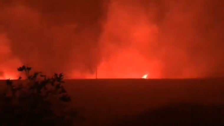 Espectacular incendi d'una planta de reciclatge entre Agost i Novelda