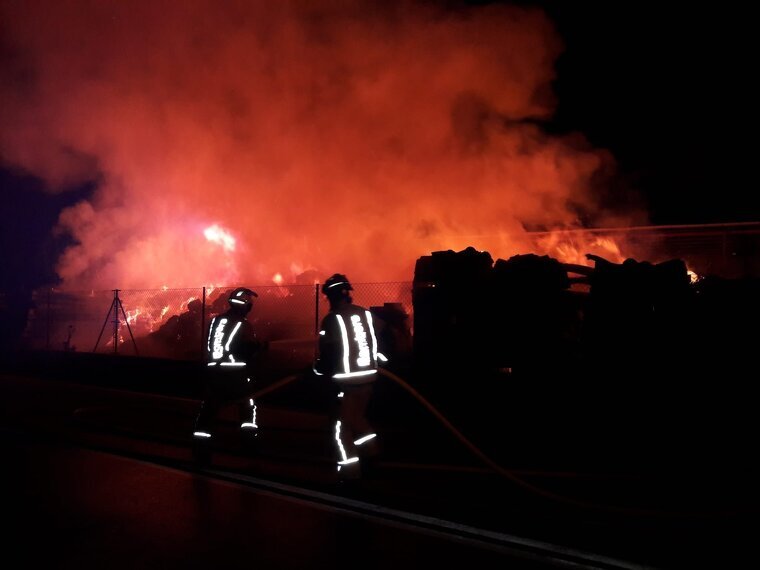 Els bombers extingixen un incendi en una planta de reciclatge en Pedreguer