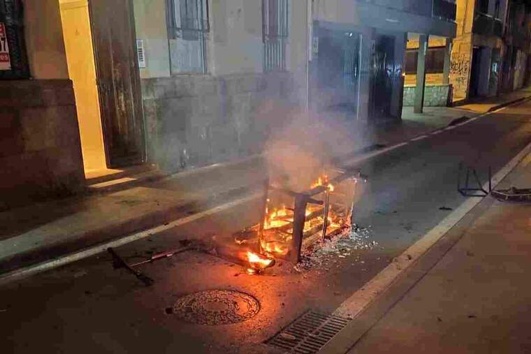 Els inquilins han decidit tirar per la finestra els objectes que estaven cremant
