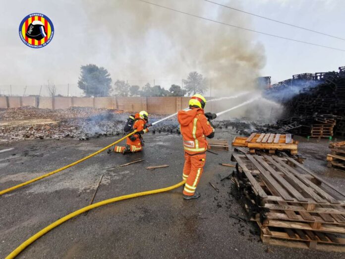 Bombers del Consorci Provincial de València apagant un foc amb les mànegues Bombers del Consorci Provincial de València apagant un foc amb les mànegues