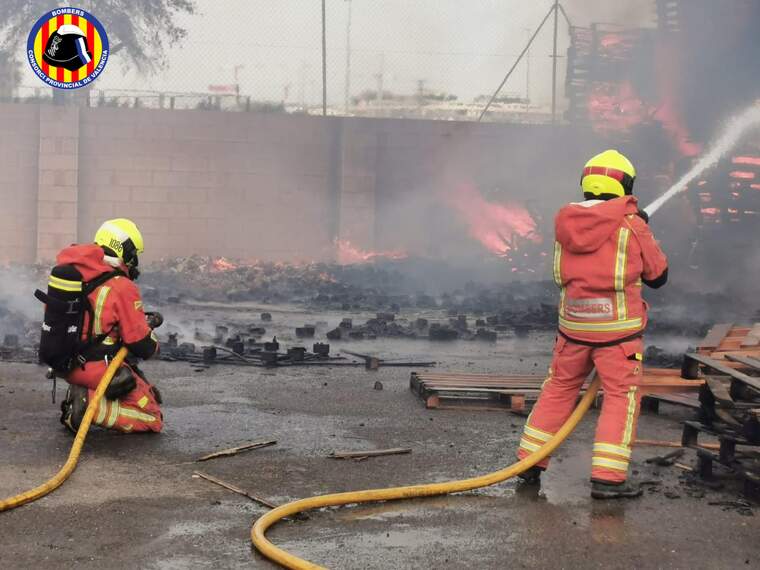 Bombers del Consorci Provincial de València apagant un foc amb les mànegues