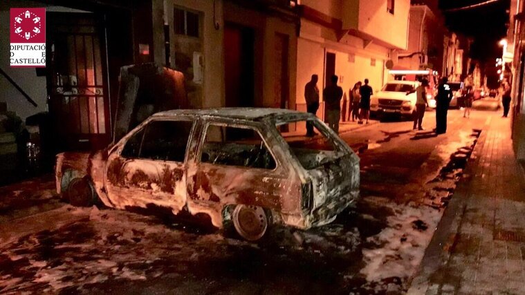 Estat en què ha quedat el cotxe incendiat en Vila-real