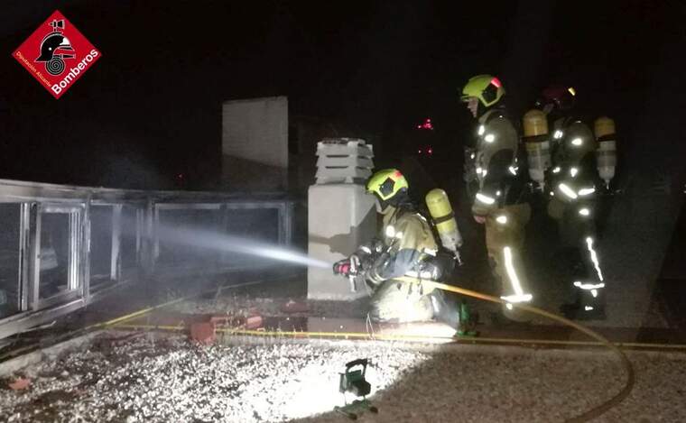 Un llamp provoca un incendi en un edifici de Benidorm