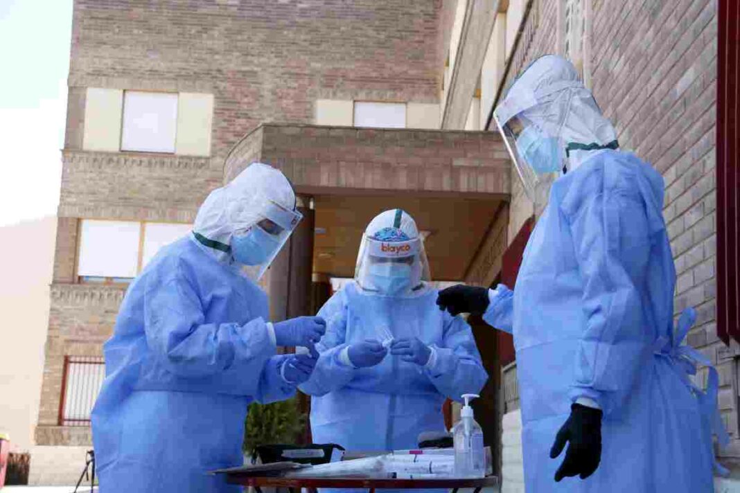 L'augment de contagis per transmissió comunitaria preocupa als experts