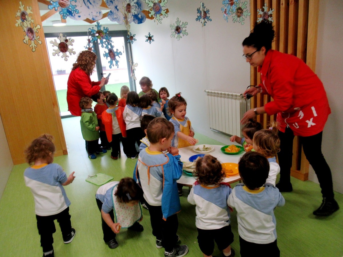 Professores i alumnes a les aules de la Llar d'Infants del Petit Claret de Valls