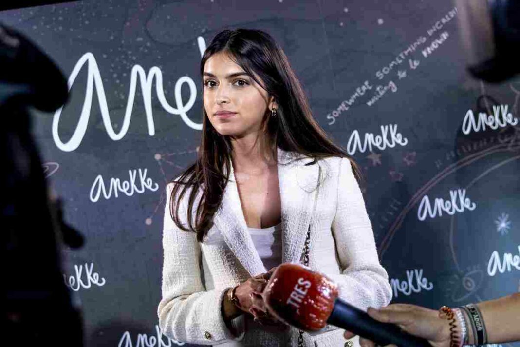 Lucía Rivera atenent els micròfons de GTRES