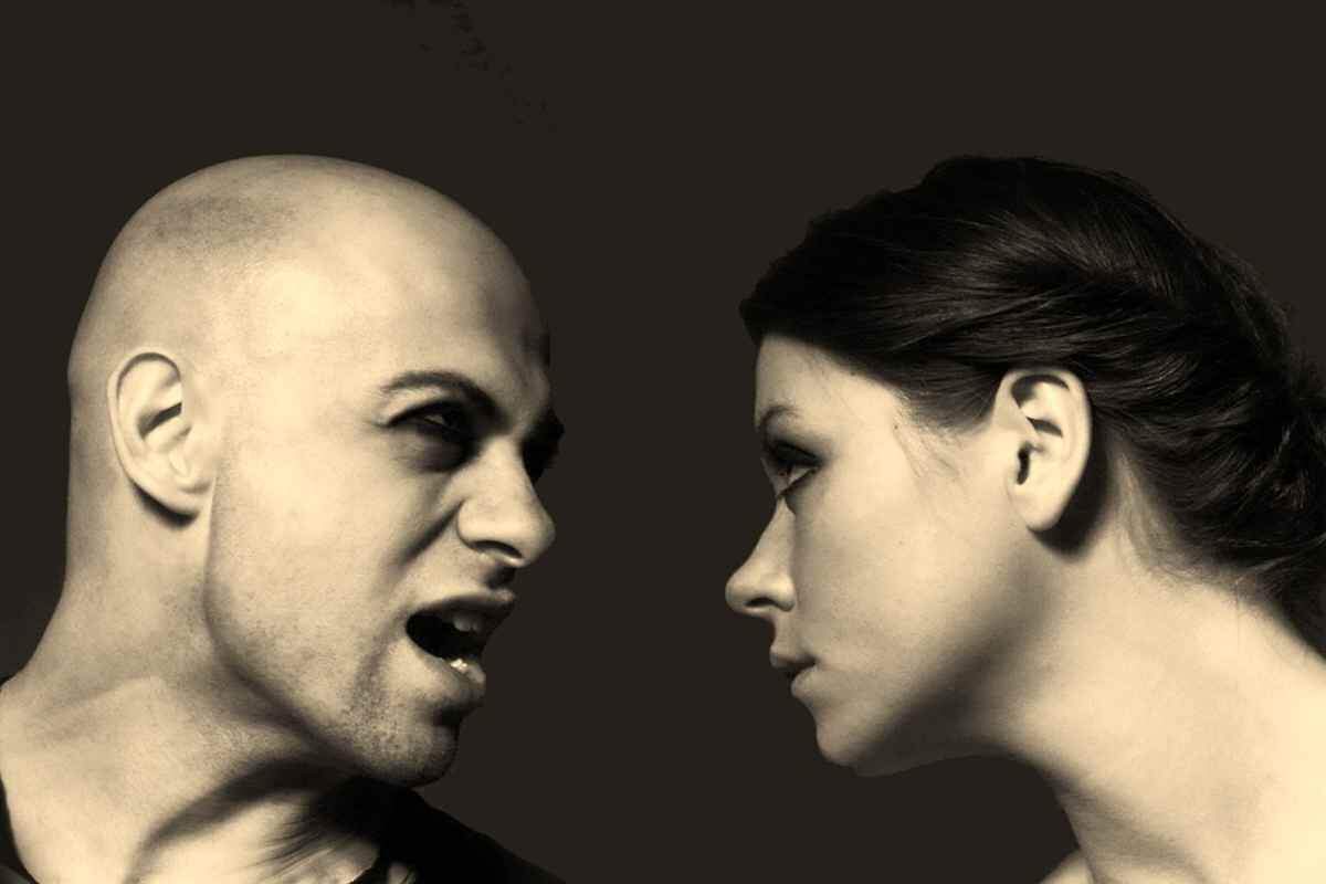 Home i dona en actitud hostil