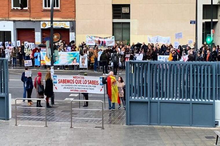 Un gran grup de negacionistes es va concentrar a les portes de l'Hospital Dr. Peset de València amb grans pancartes que deien 