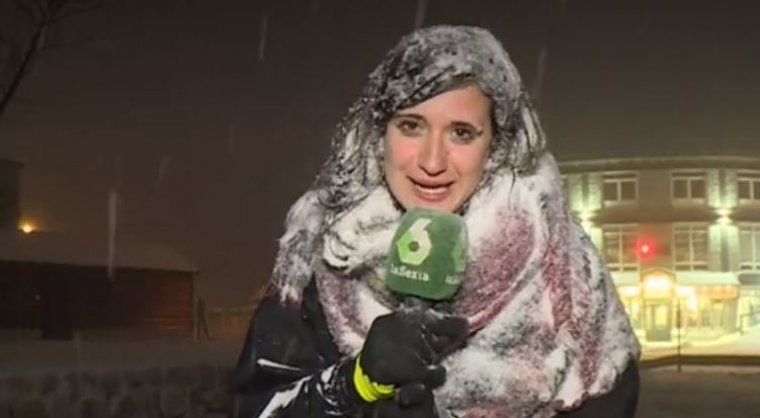 Imagen de la reportera cubierta de nieve