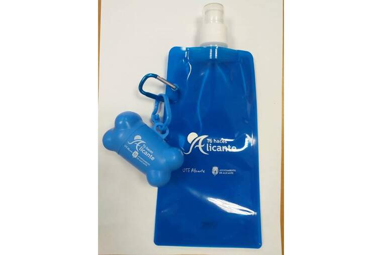 El 'kit mascota' té un estoig per a bolses de plàstic i una botella d'aigua