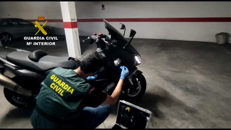 Un Guàrdia Civil investigant una moto