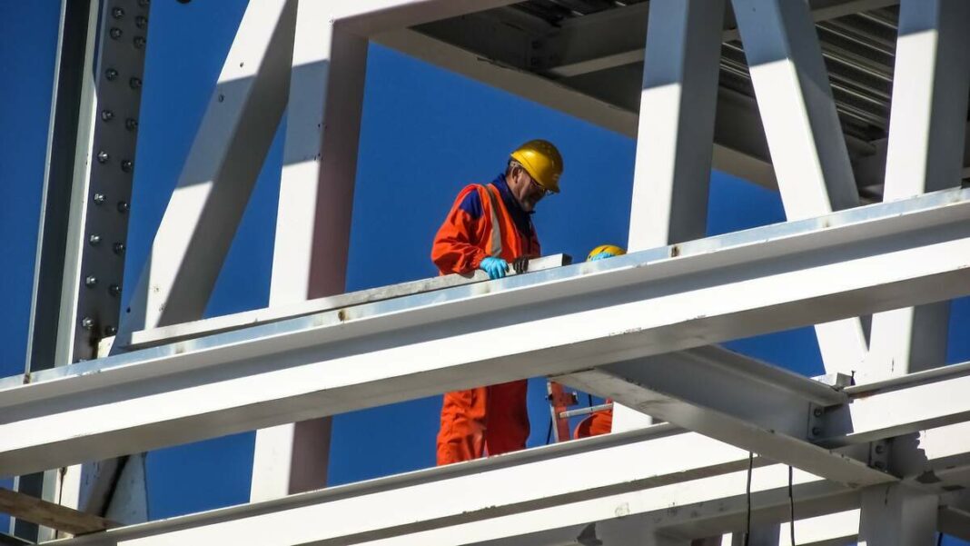L'operari ha caigut d'un 8 metres d'altura