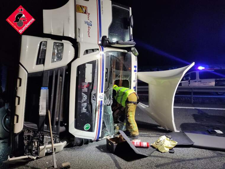 Rescat d'un camioner | Imatge Consorci de Bombers Alacant