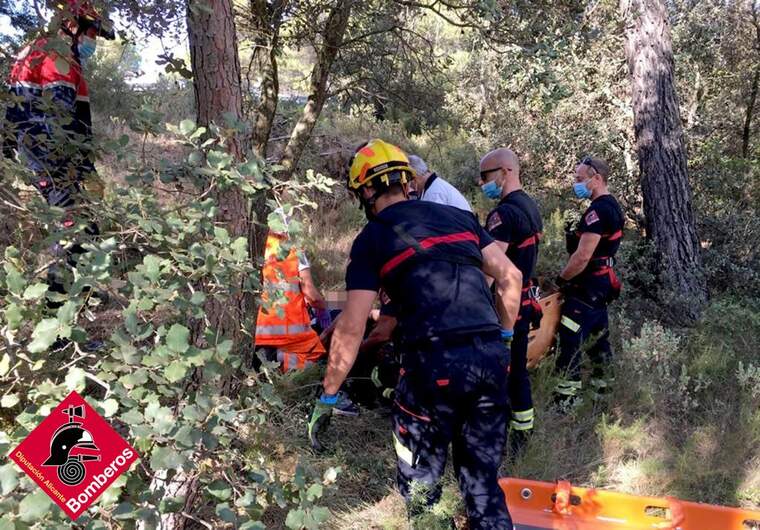 Rescaten a un motorista que cau per un terraplèn d'uns 3 metres