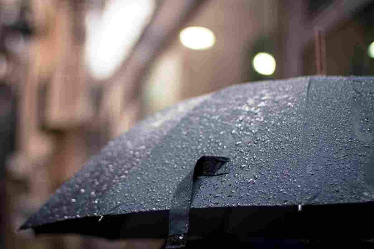 Imatge d'un paraigua obert en un dia de pluja