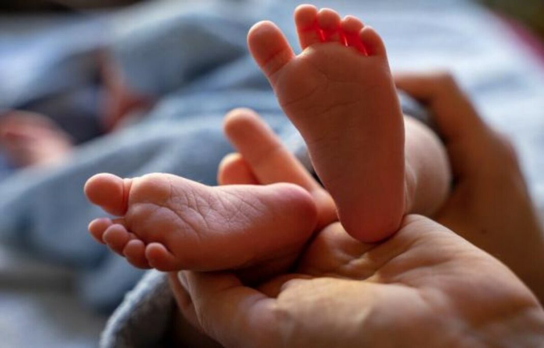 El permís de paternitat podria ampliar-se fins als sis mesos