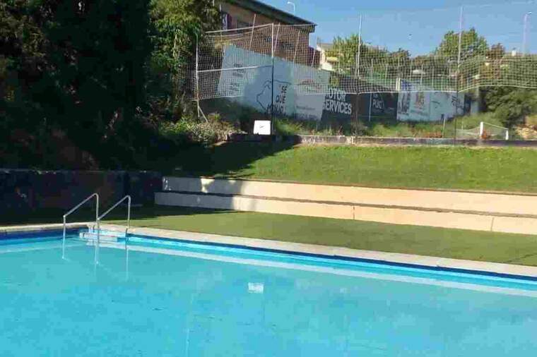 Imatge de la piscina petita de Solsona i el mur inestable que l'ha obligat a tancar.