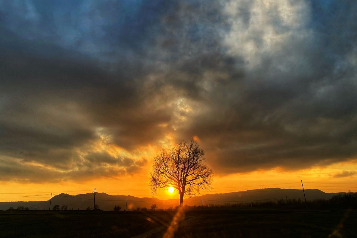 Imatge d'una posta de sol rogenca a Gurb, Osona