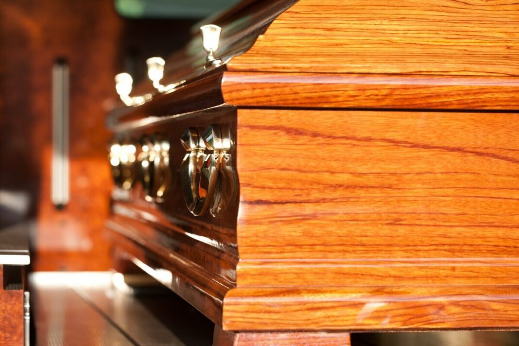 Un cotxe fúnebre perd a la carrterea el taüt que traslladava, que va acabar obert