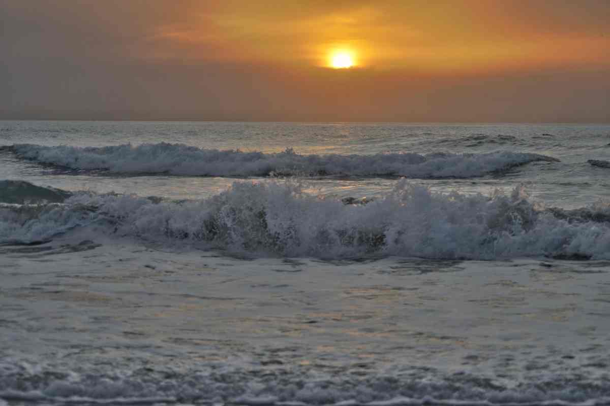 Imatge d'una sortida de sol entre nÃºvols a la costa