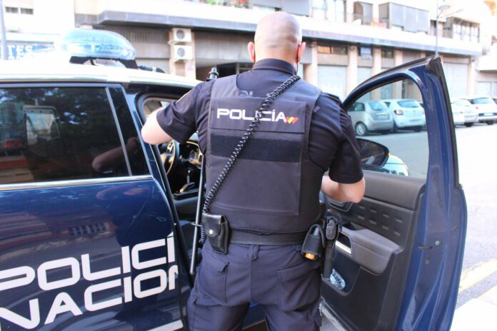 Policia Nacional en una operació Policia Nacional en una operació