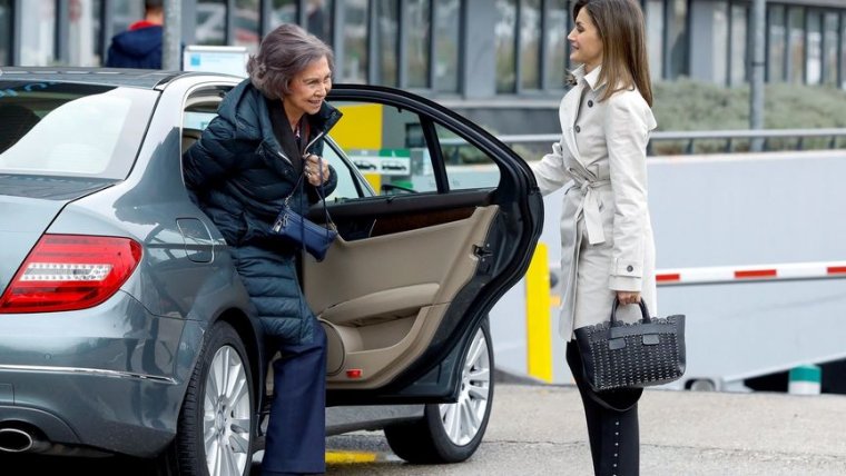 La reina Letizia abre la puerta del coche a la reina Sofía