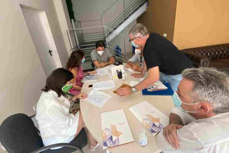 L'alcalde del municipi ha tingut una reunió amb la presidenta i la gerent de l'Associació d'Empresaris de Tàctica (ADET)