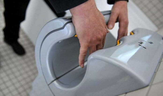 Secador de manos de un baño público