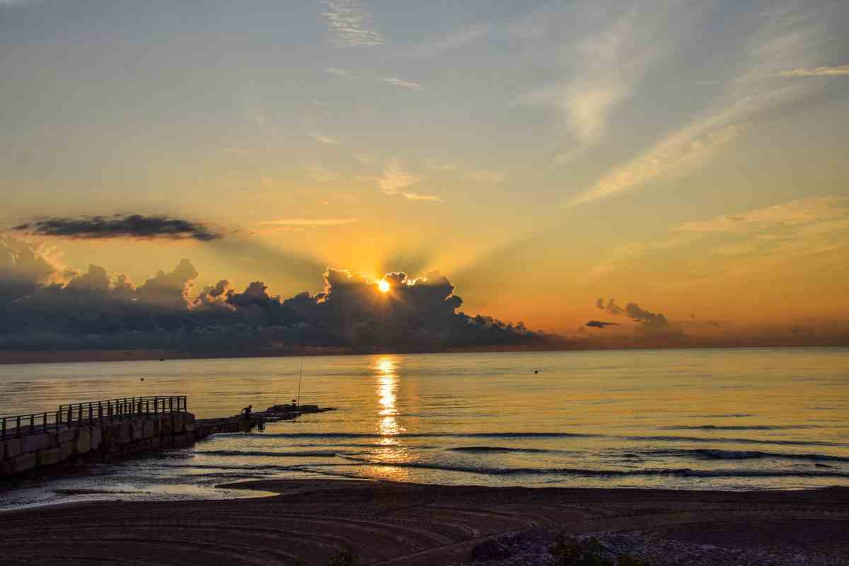 Imatge d'una sortida de sol al mar de ValÃ¨ncia