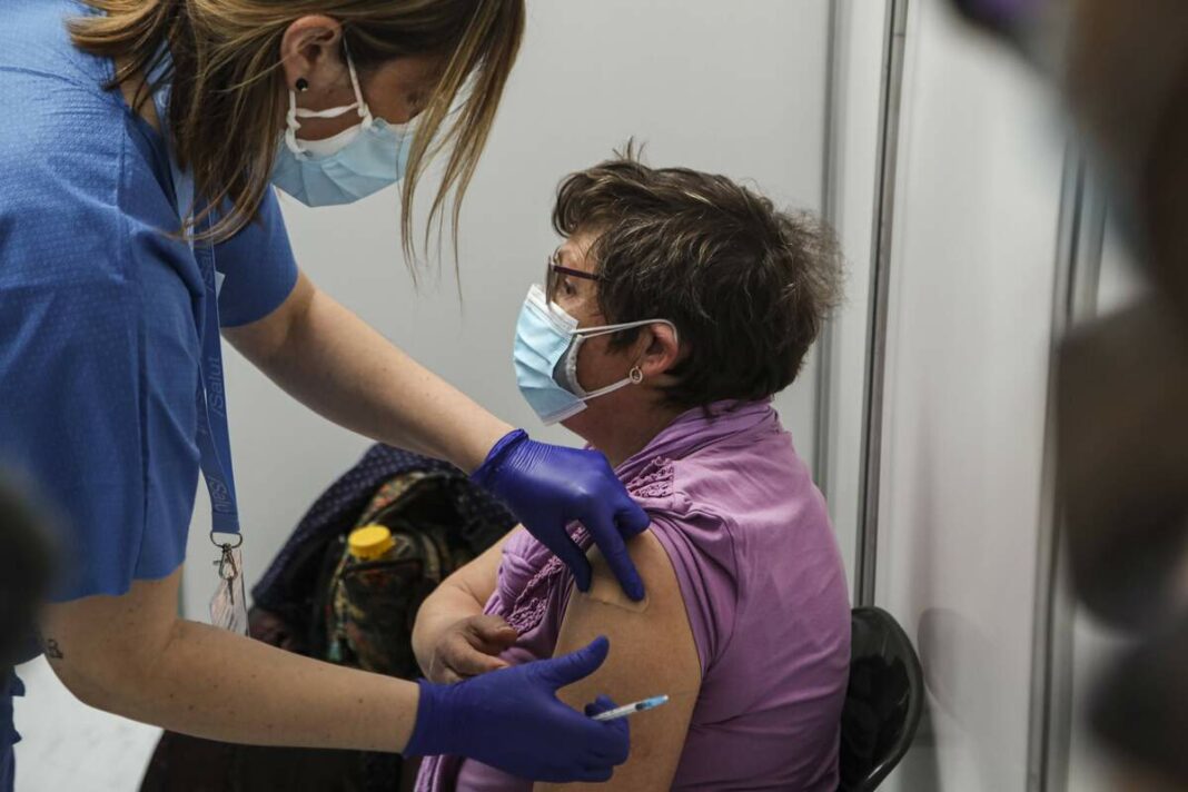 Una dona vacunant-se al punt de vacunació massiva a Tarragona.