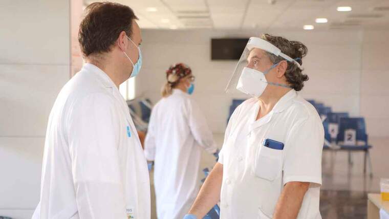 Imatge de dos professionals sanitaris amb mascareta al CAP Sant Pere de Reus