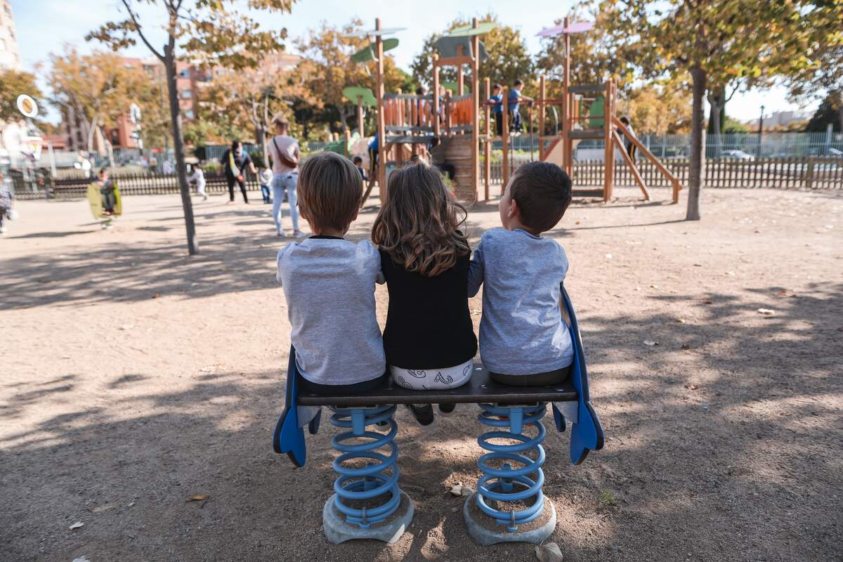 Parcs infantils, places i carrers s'han convertit en espais escolars