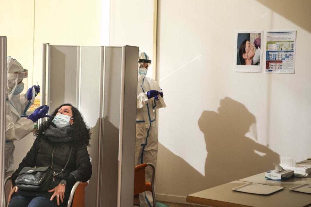 Metges realitzant proves PCR a Tarragona.
