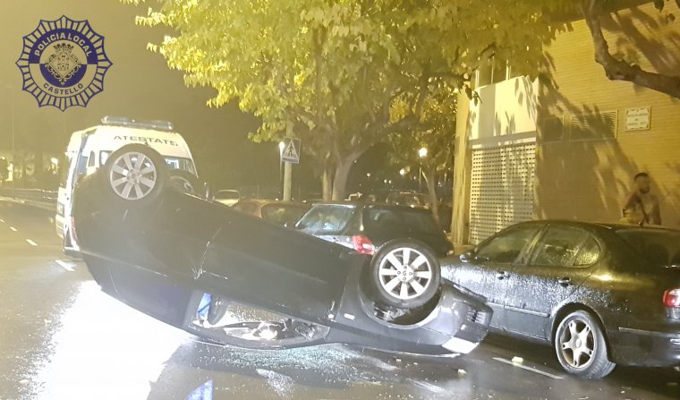 Un turisme danya a tres vehicles estacionats al centre de Castelló